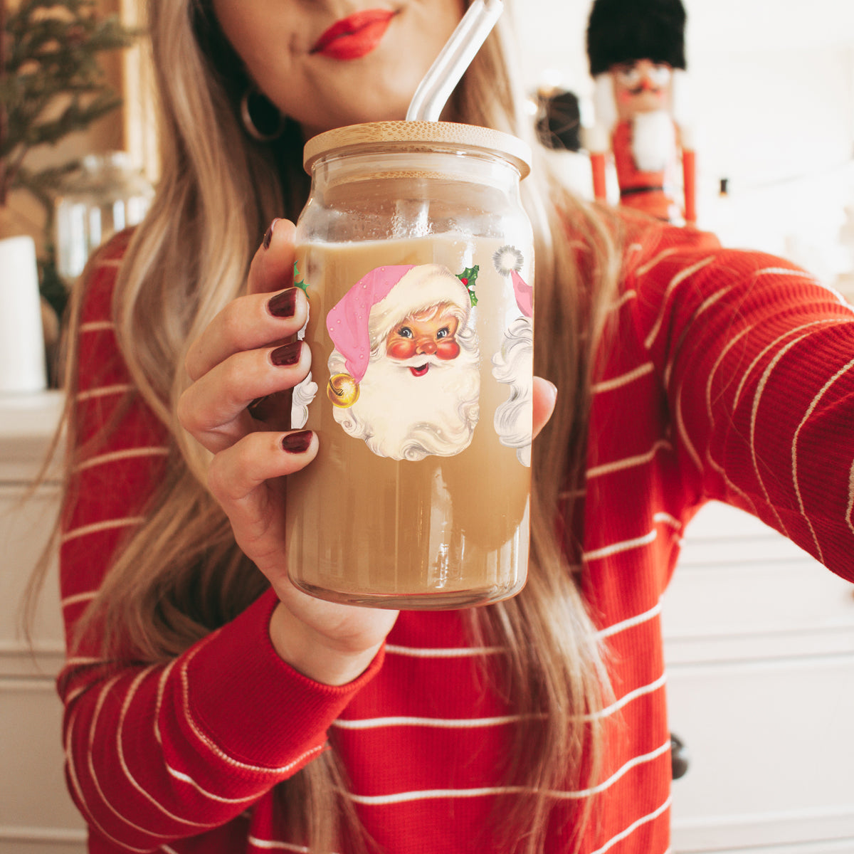 Holiday drinkware gifts glass cup 17oz - Christmas vintage Santa pink hat coffee tumbler bamboo lid - Retro accessories
Festive drinkware gift β 2 pink hat Santa faces on 17oz Christmas glass tumbler